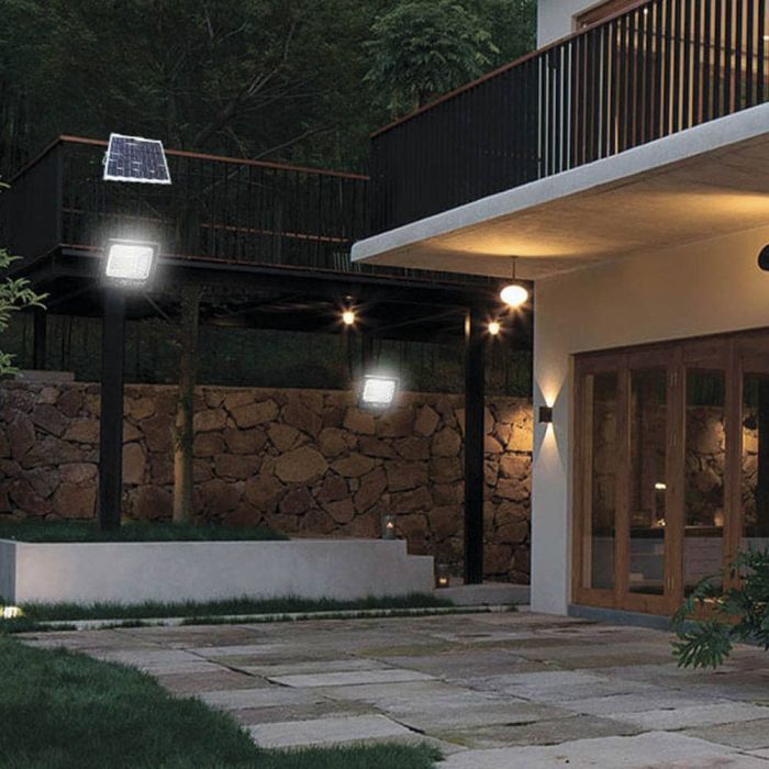 LED Прожектор VARGO на сонячній батареї 25W 
Світловий потік: 1250lm
Акумулятор: 3.7V, 4Аh
Час зарядки 8 годин
Час роботи: 12 годин
Вбудований датчик день / ніч, з пультом керування
(111874)